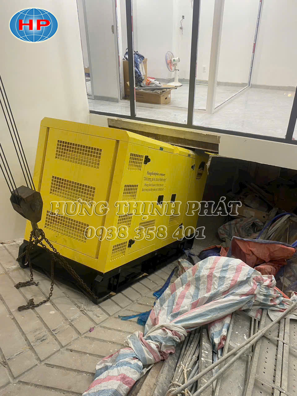 cẩu hạ máy phát điện Cummins 200kVA tại Út Tịch
