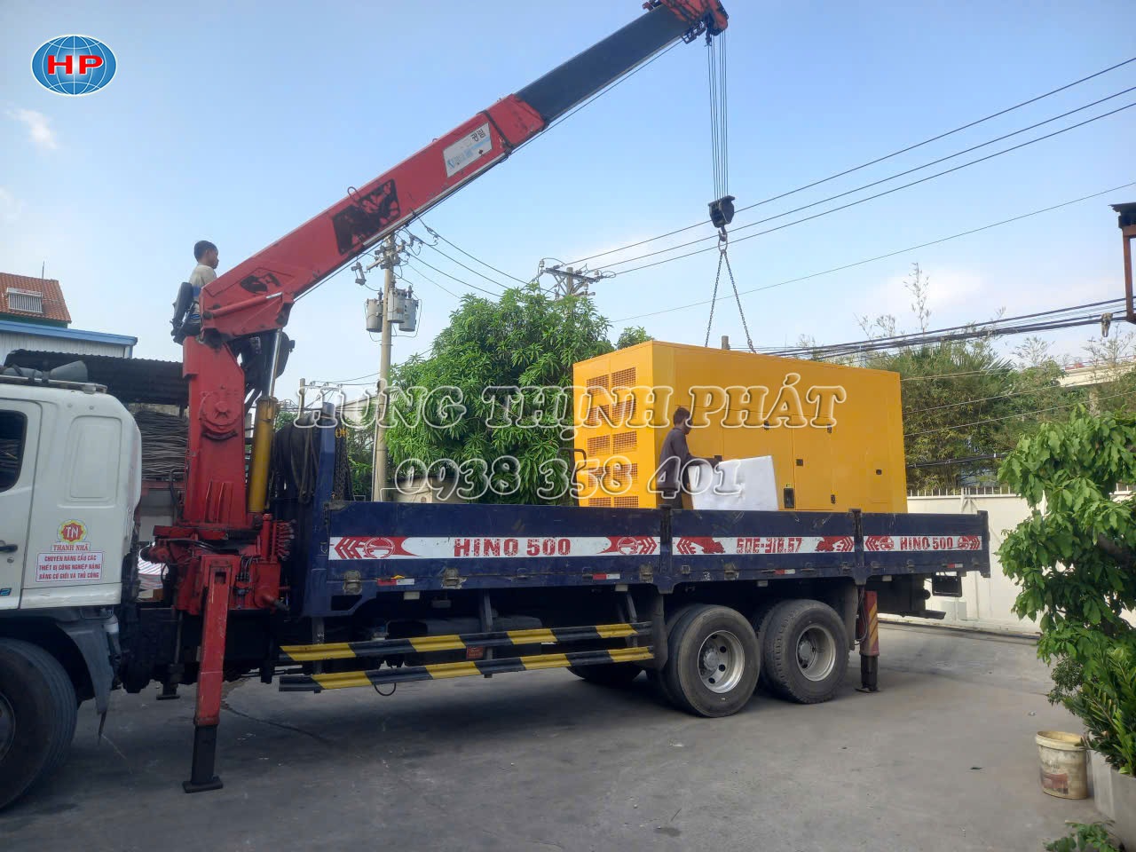 cẩu hạ máy phát điện Cummins 550kVA tại TPHCM