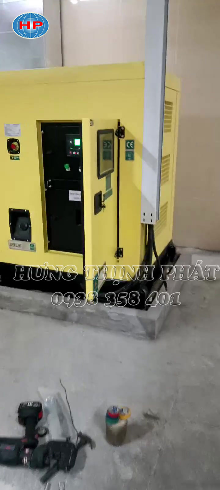 Góc nghiêng máy phát điện công nghiệp với cửa tủ điều khiển đang mở