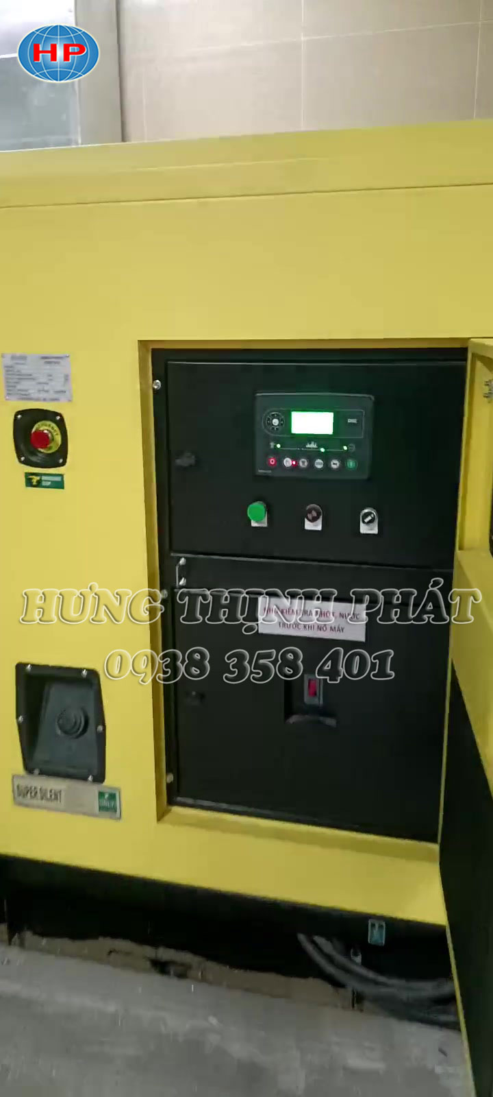 Mặt trước tủ điều khiển của máy phát điện công nghiệp chống ồn