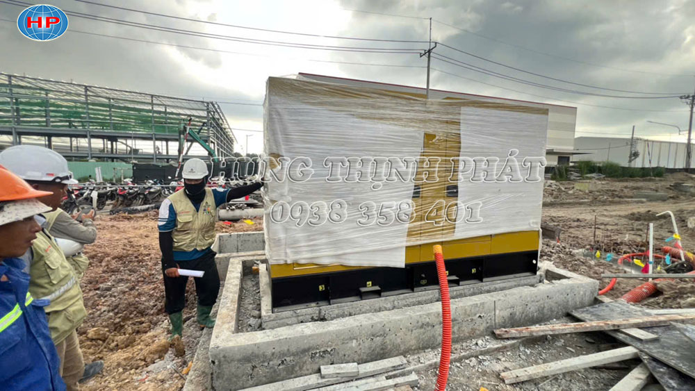 đưa máy phát điện Cummins 150kVA vào vị trí lắp đặt tại nhà xưởng
