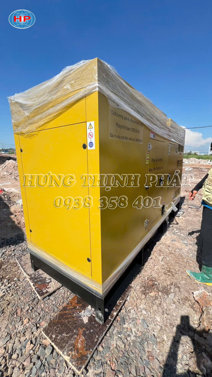 cẩu hạ 2 máy phát điện Cummins tại Công ty TNHH Xây Dựng và Thương Mại An Tâm