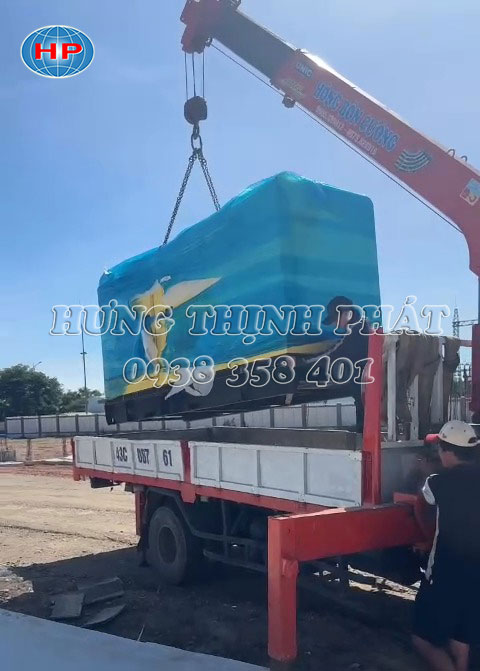 Cẩu vận chuyển máy phát điện Baudouin trong quá trình triển khai lắp đặt